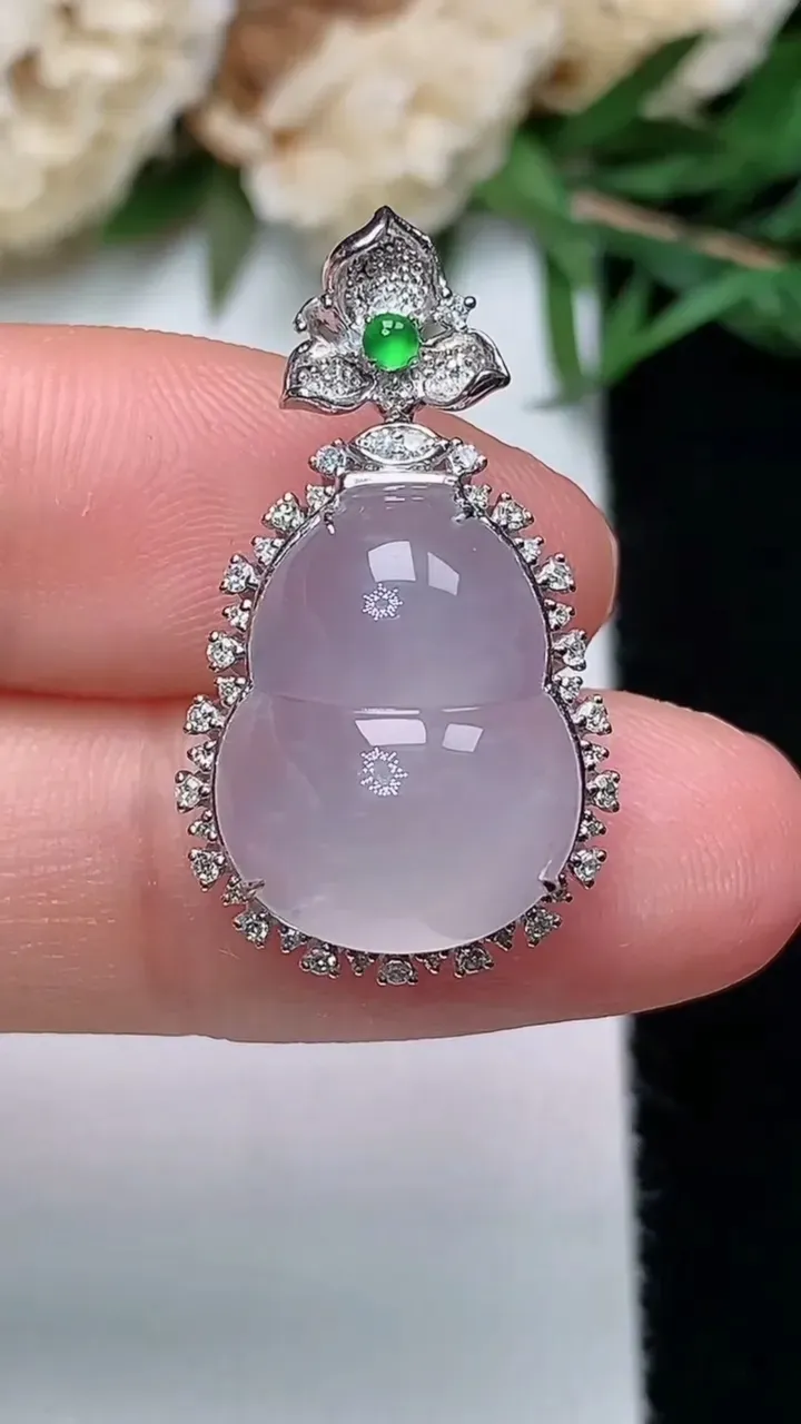 天然A货翡翠白冰葫芦吊坠，尺寸26.5-15.2-9.9裸石15.8-12，重量:3.15g
12月