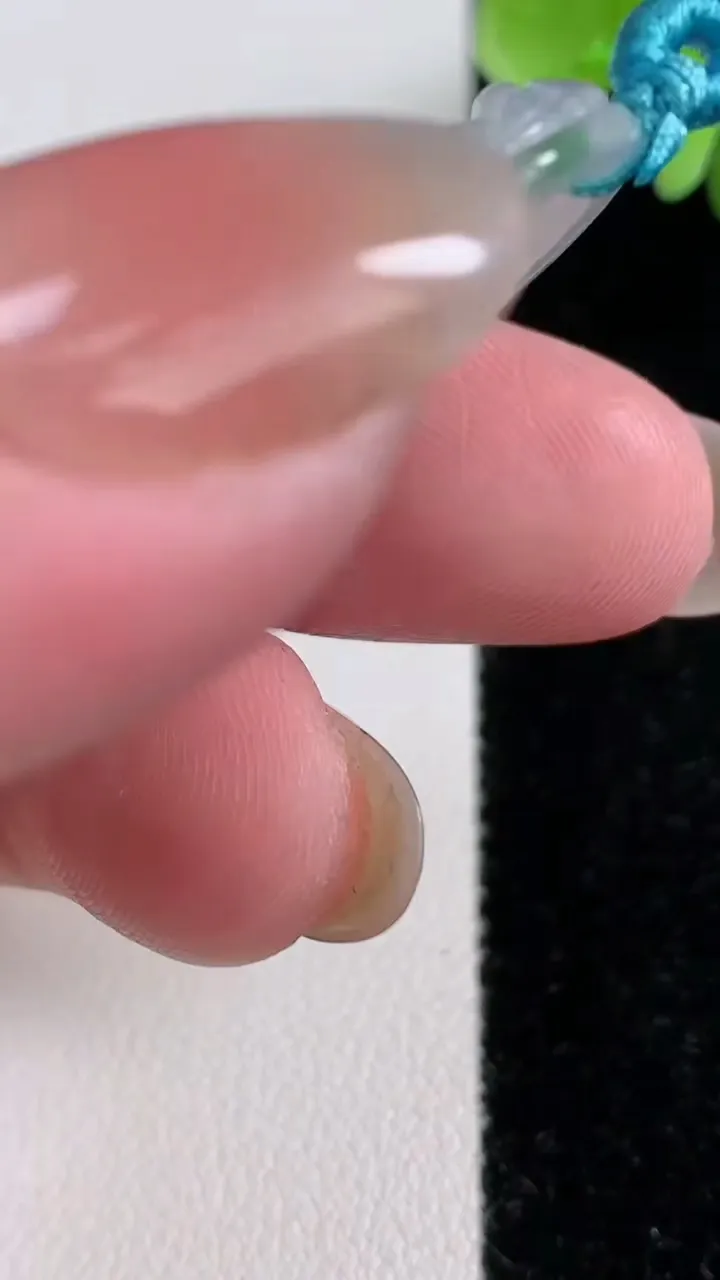 天然A货翡翠冰种飘花观音菩萨吊坠，尺寸43.3-28.2-4.8，重量:11.56g
12月13日