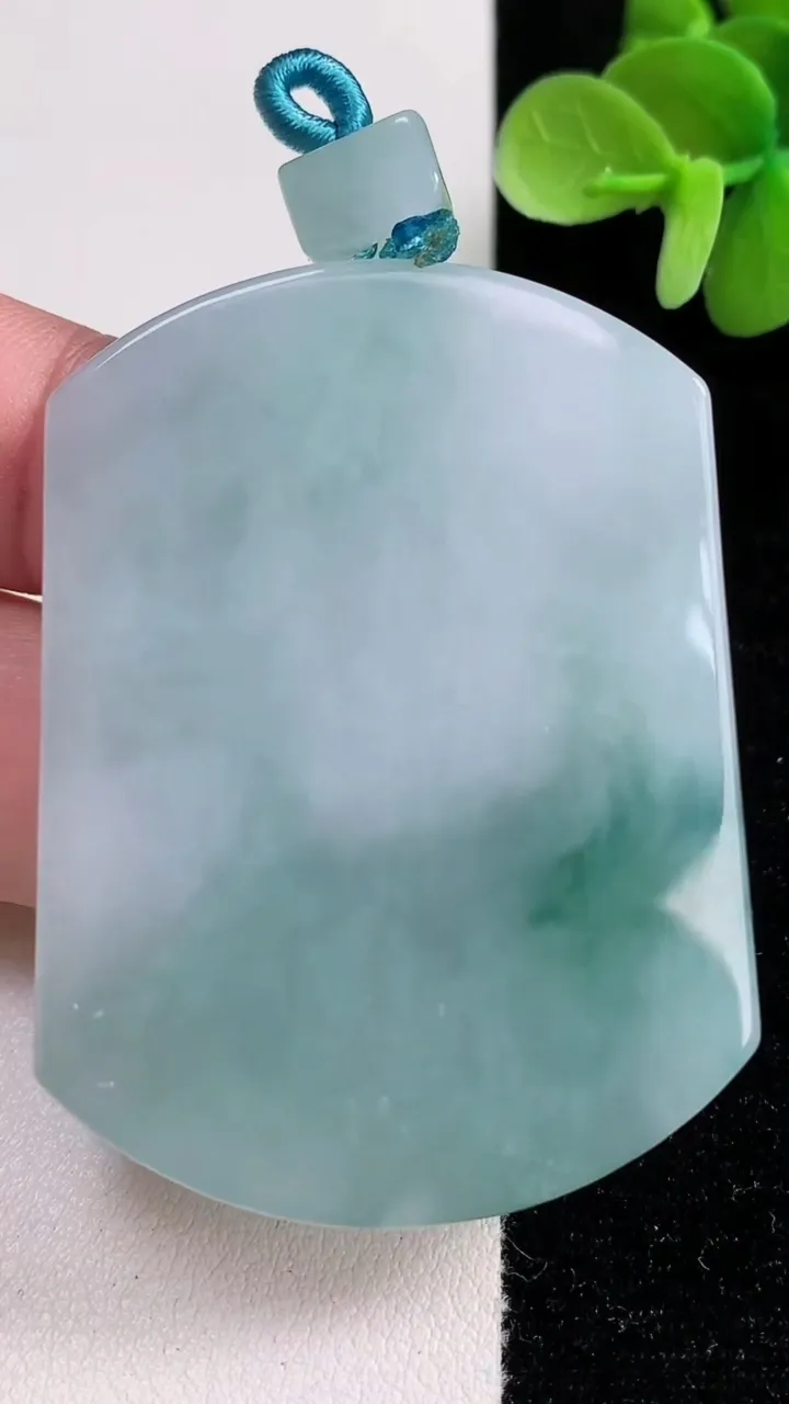 天然A货翡翠飘花无事牌吊坠，尺寸53.4-40.2-5.8，重量:40.09g
12月13日