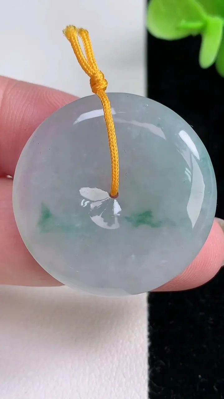 天然A货翡翠飘花平安扣吊坠，尺寸31.5-5.8，重量:12.52g
12月13日