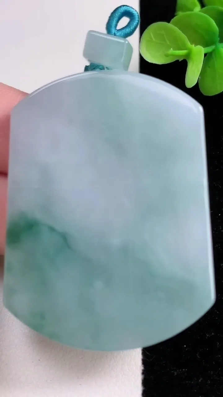 天然A货翡翠飘花无事牌吊坠，尺寸53.4-40.2-5.8，重量:40.09g
12月13日