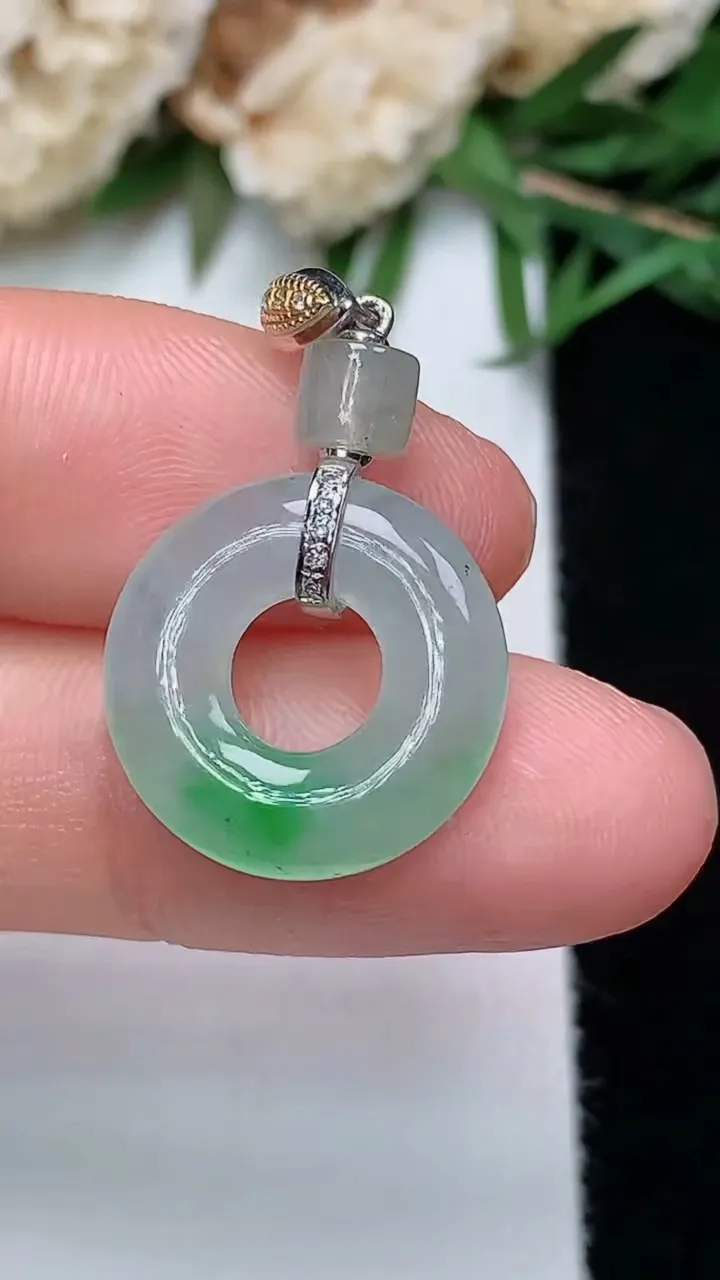 天然A货翡翠平安环吊坠，尺寸16-3.9，重量:2.51g
12月13日
