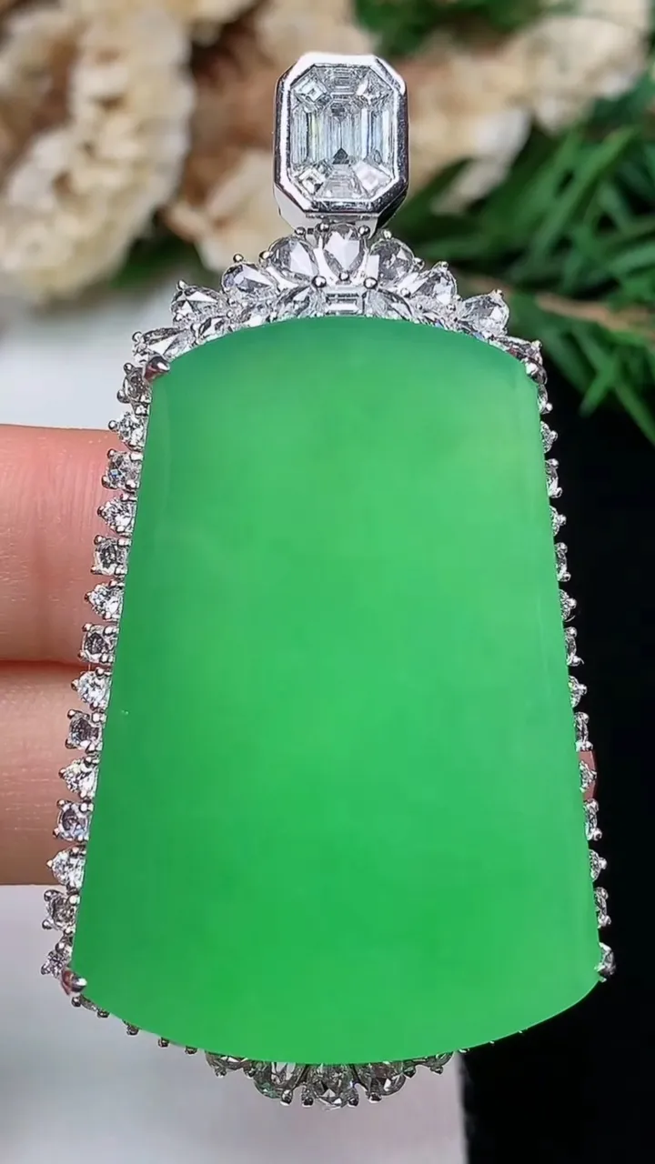 天然A货翡翠无事牌吊坠，尺寸54.8-29.7-11.6，裸石36.9-26.2，重量:28.05g