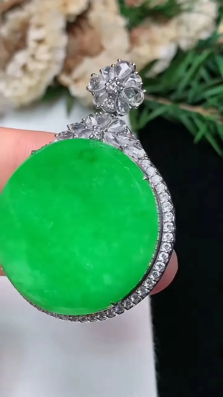 天然A货翡翠无事牌吊坠，尺寸44-31.6-10.8，裸石28.2，重量:15.36g
12月13日