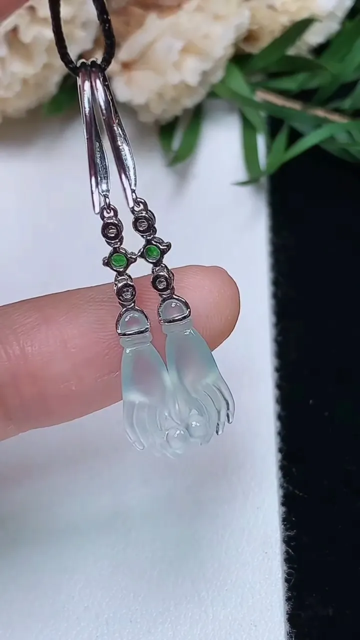 天然A货翡翠白冰掌上明珠耳坠，尺寸13.7-5.2-2.6，重量:1.62g12月13日
工厂直销收藏佳品,种好水足，色泽均匀，有种有色，上手高大气！