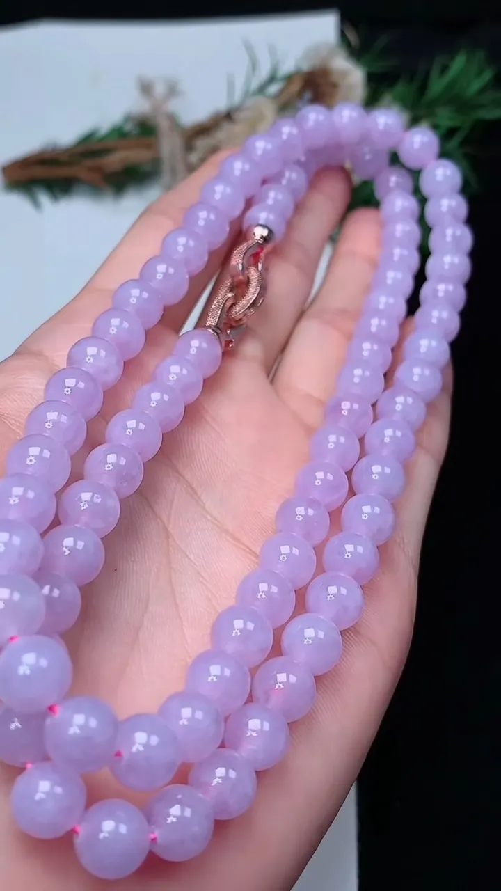 天然A货翡翠紫罗兰圆珠项链，尺寸7.8-79颗，重量:64.68g12月13日
工厂直销收藏佳品,种好水足，色泽均匀，有种有色，上手高大气！