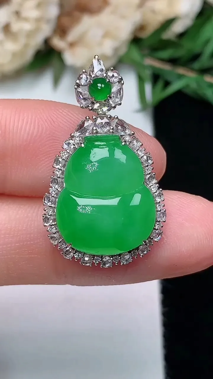 天然A货翡翠葫芦吊坠，尺寸27.3-16.3-8，裸石15.5-12.8，重量:4.26g
12月1