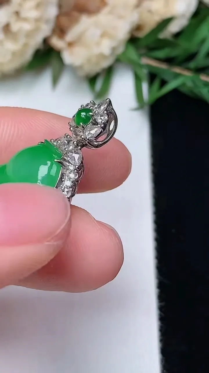 天然A货翡翠葫芦吊坠，尺寸27.3-16.3-8，裸石15.5-12.8，重量:4.26g
12月13日