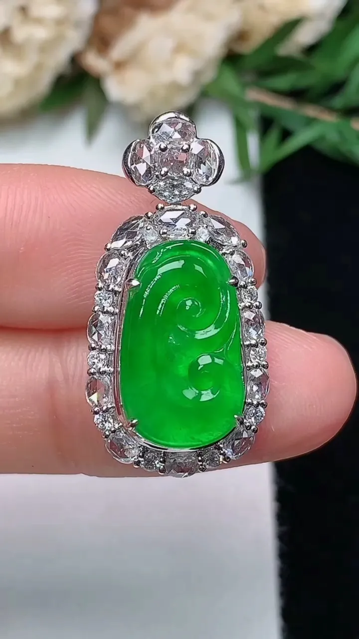 天然A货翡翠如意吊坠，尺寸28-14-9.5，裸石15.5-9.4，重量:4.05g
12月13日