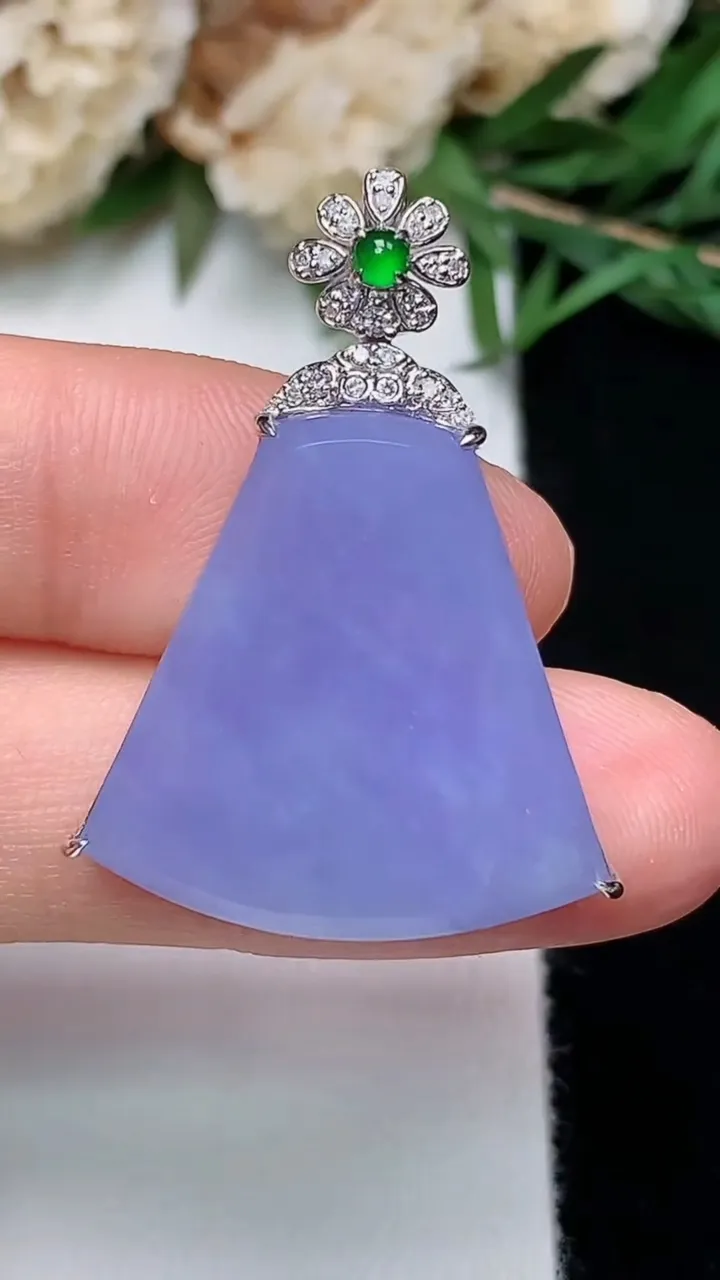 天然A货翡翠k金紫罗兰无事牌吊坠，尺寸21.6-21-7，重量:5.10g
12月13日