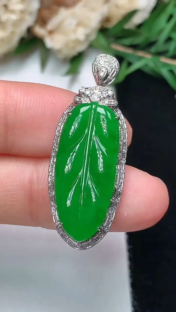 天然A货翡翠金枝玉叶 叶子吊坠，尺寸34.2-12.9-7，裸石23.5-10.3，重量:4.38g
12月13日