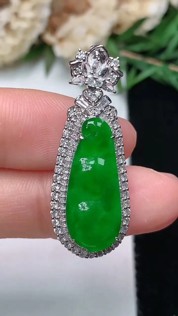 天然A货翡翠福豆吊坠，尺寸33.8-12.7-9.7裸石20.6-8.4，重量:5.28g
12月1