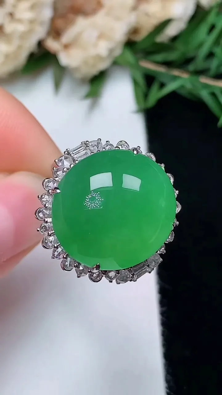 天然A货翡翠蛋面戒指，尺寸17.7-17-15.6，重量:8.36g2025年12月13日
工厂直销