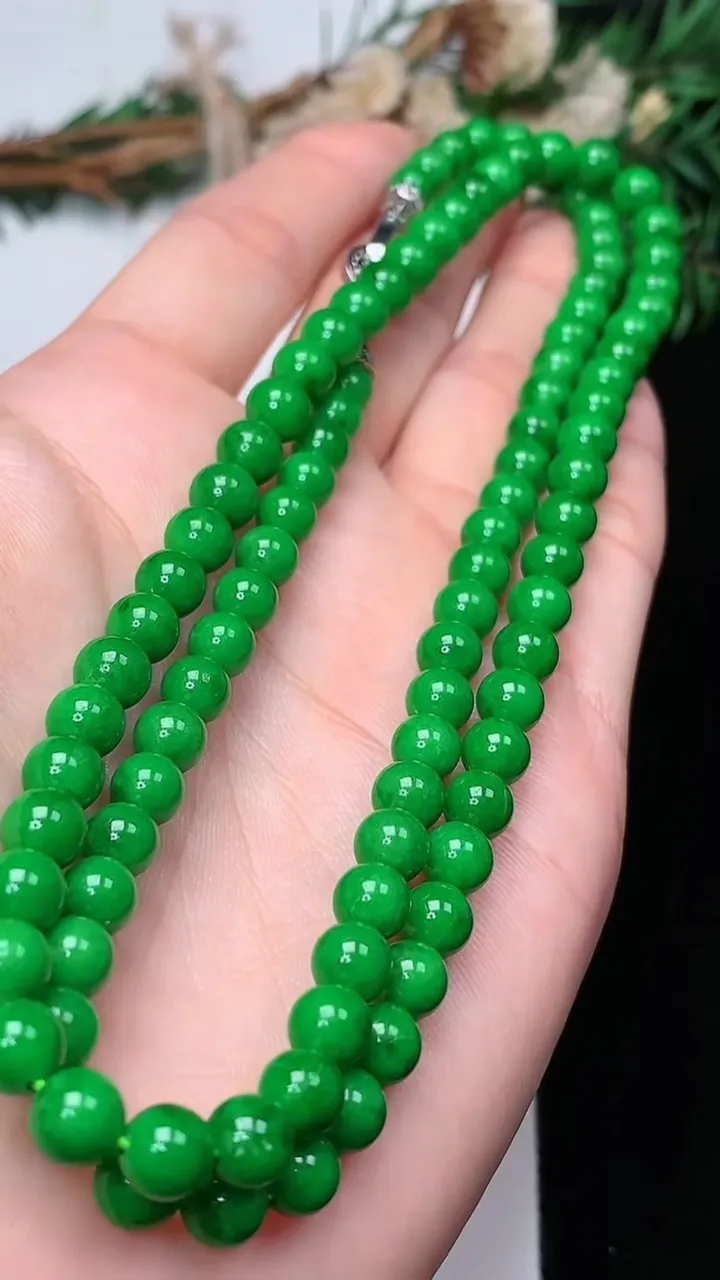 天然A货翡翠圆珠项链，尺寸6-100颗，重量:35.57g
12月13日