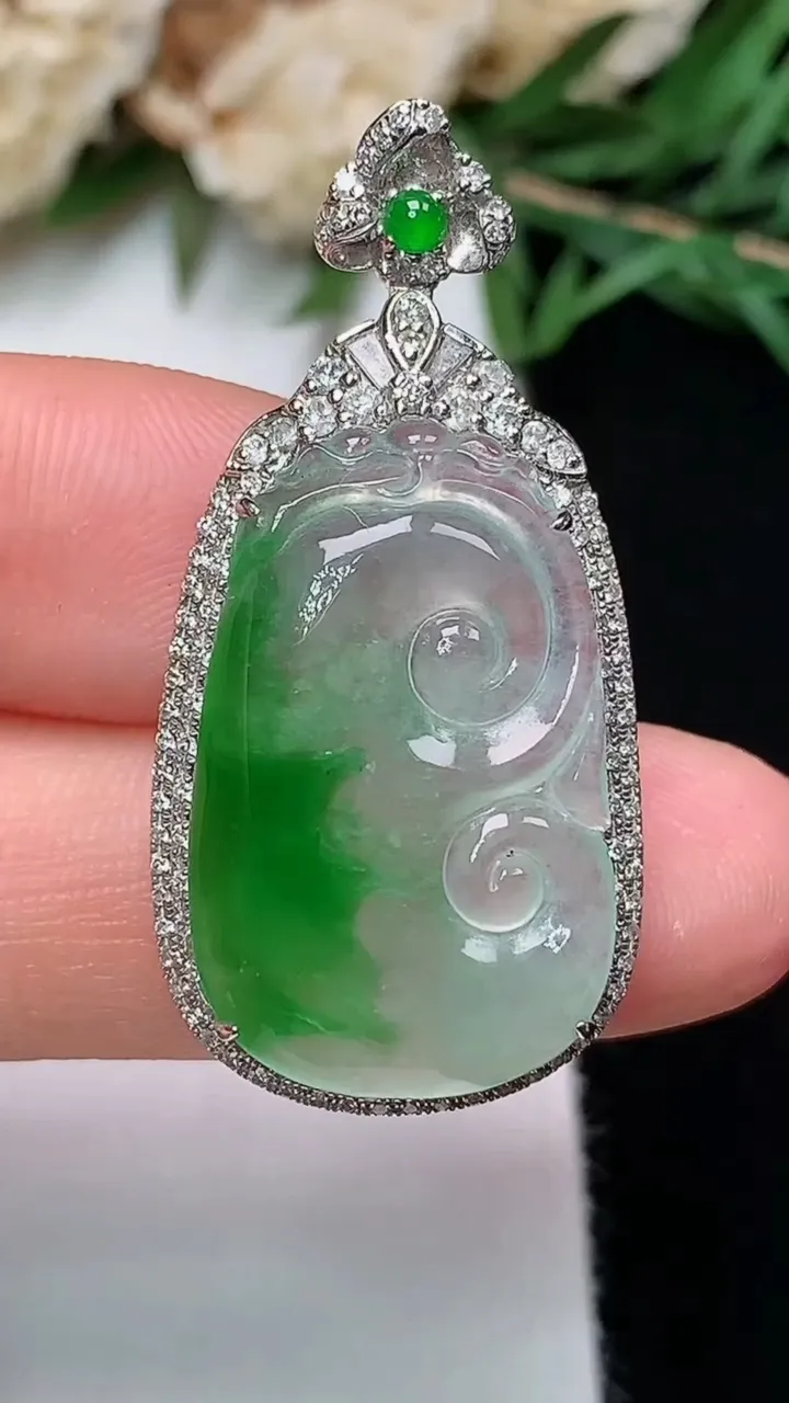 天然A货翡翠如意吊坠，尺寸36.3-18-8.9
12月13日