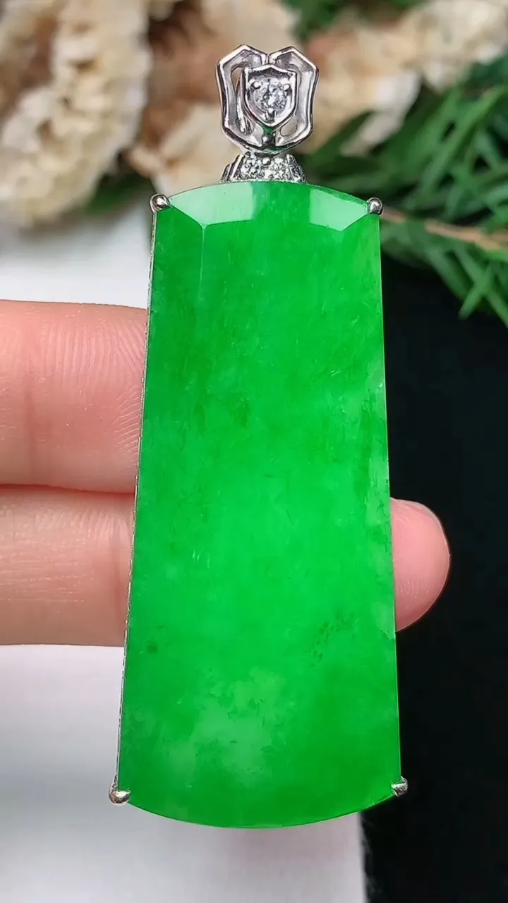 天然A货翡翠无事牌吊坠，尺寸44.2-19.6-7.4，重量:13.74g
12月13日