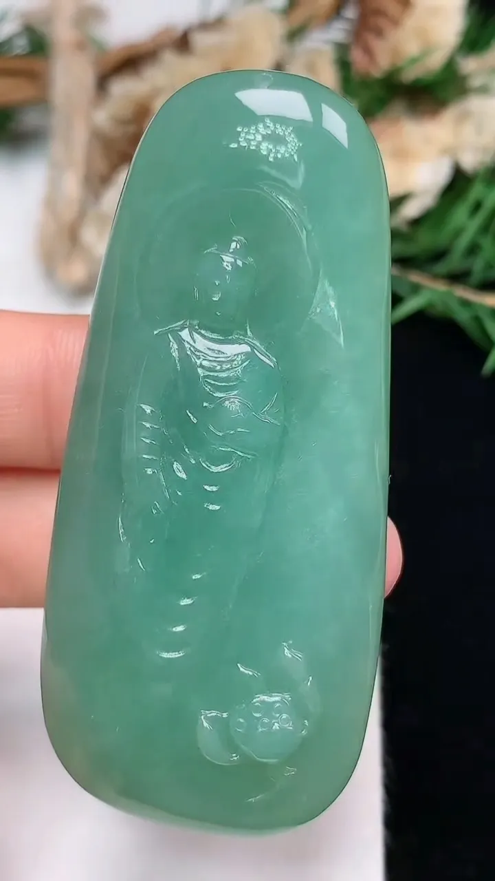 天然A货翡翠阿弥陀佛吊坠，尺寸62.6-28.3-7.8，重量:30.03g
12月13日