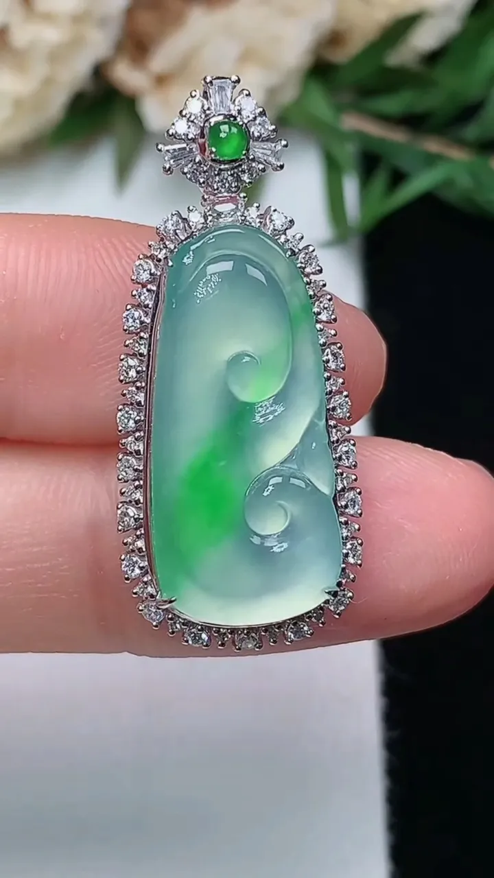 天然A货翡翠如意吊坠，尺寸31.4-13.5-7.4裸石21.7-10，重量:3.50g
12月13