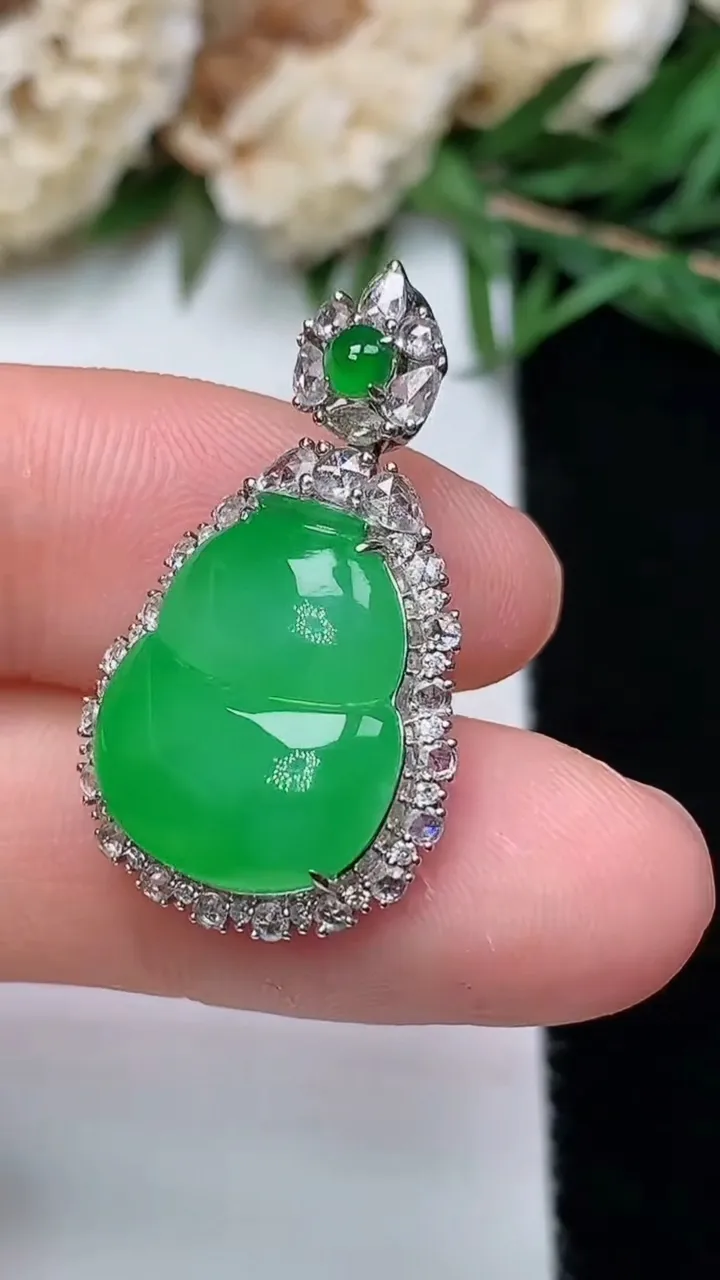 天然A货翡翠葫芦吊坠，尺寸27.3-16.3-8，裸石15.5-12.8，重量:4.26g
12月13日