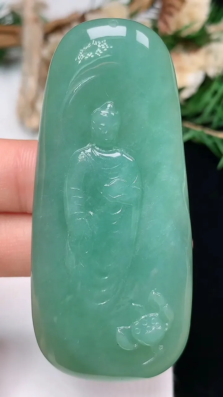 天然A货翡翠阿弥陀佛吊坠，尺寸62.6-28.3-7.8，重量:30.03g
12月13日