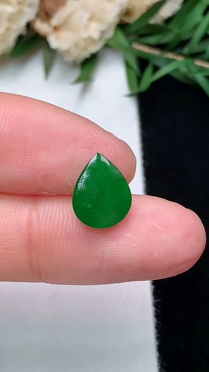 天然A货翡翠水滴镶嵌件，尺寸10.2-8-4.3，重量:0.68g
12月13日