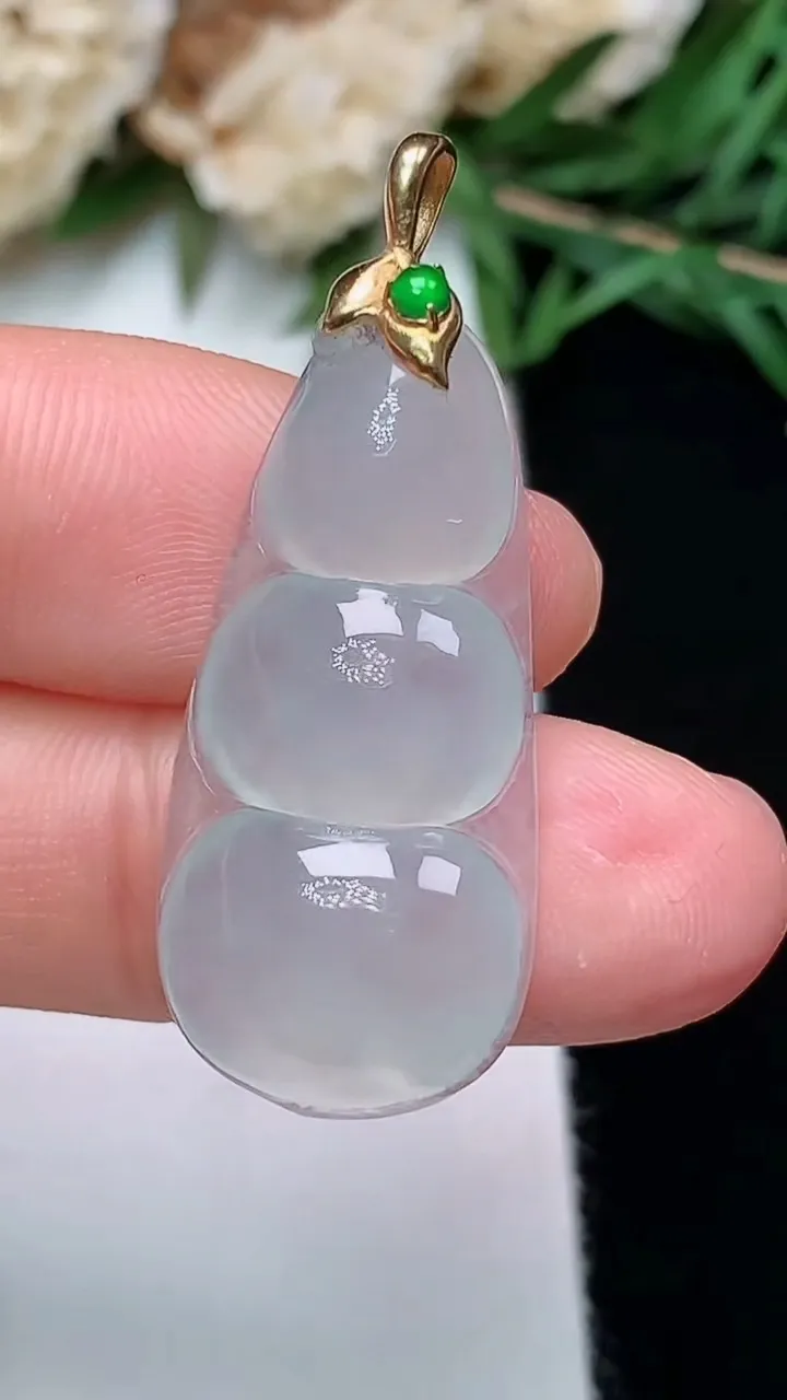 天然A货翡翠白冰福豆吊坠，尺寸29.2-13.8-5.2，重量:3.99g
12月13日