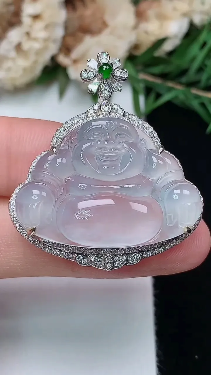 天然A货翡翠白冰佛公吊坠，尺寸35.5-31.3-10，裸石20.4-28.7，重量:7.13g
1