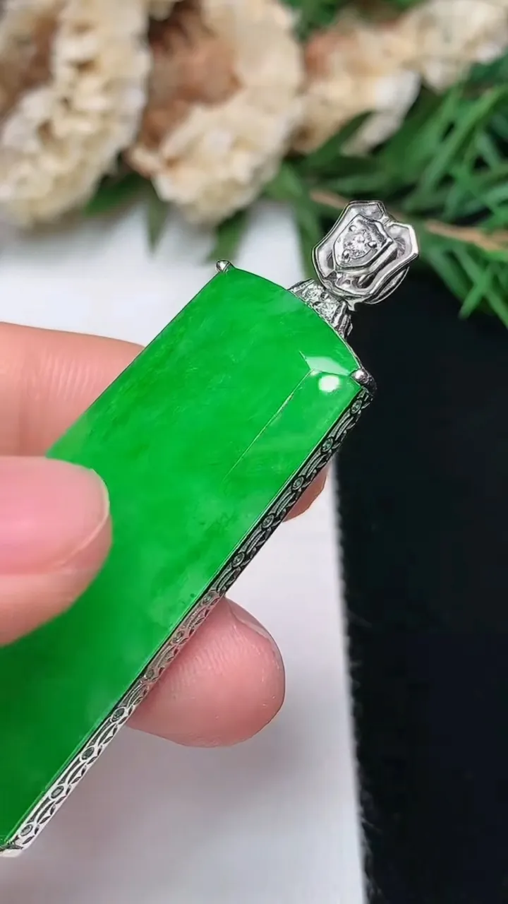 天然A货翡翠无事牌吊坠，尺寸44.2-19.6-7.4，重量:13.74g
12月13日