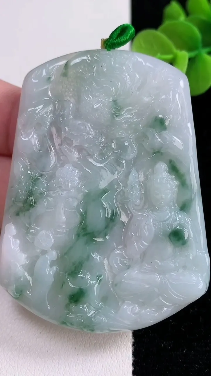 天然A货翡翠飘花祥龙大势至菩萨吊坠，尺寸62.5-47.5-5，重量:35.25g
12月13日