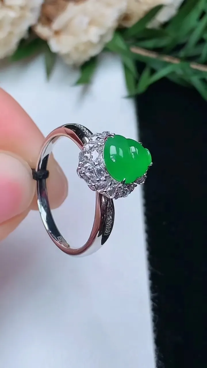 天然A货翡翠葫芦戒指，尺寸17-7.2-6.8，重量:2.76g2025年12月13日
工厂直销收藏佳品,种好水足，色泽均匀，有种有色，上手高大气！