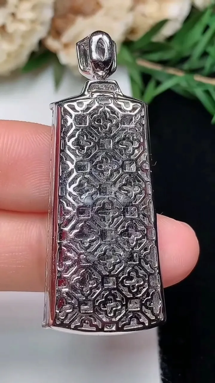 天然A货翡翠无事牌吊坠，尺寸34.5-17.5-6.5，重量:9.52g
12月13日