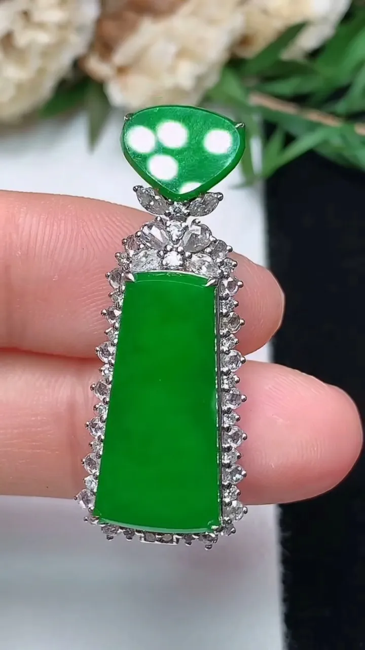 天然A货翡翠无事牌吊坠，尺寸35.4-14-8.7，裸石20.5-9.5，重量:4.88g
12月13日