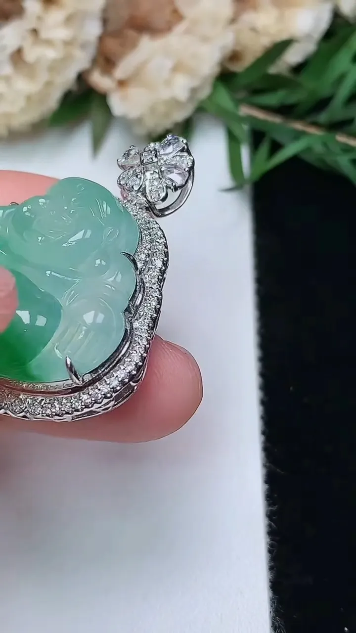 天然A货翡翠佛公吊坠，尺寸34.9-28.4-12.3裸石21.2-25.4，重量:10.69g
12月13日，重量:10.69g