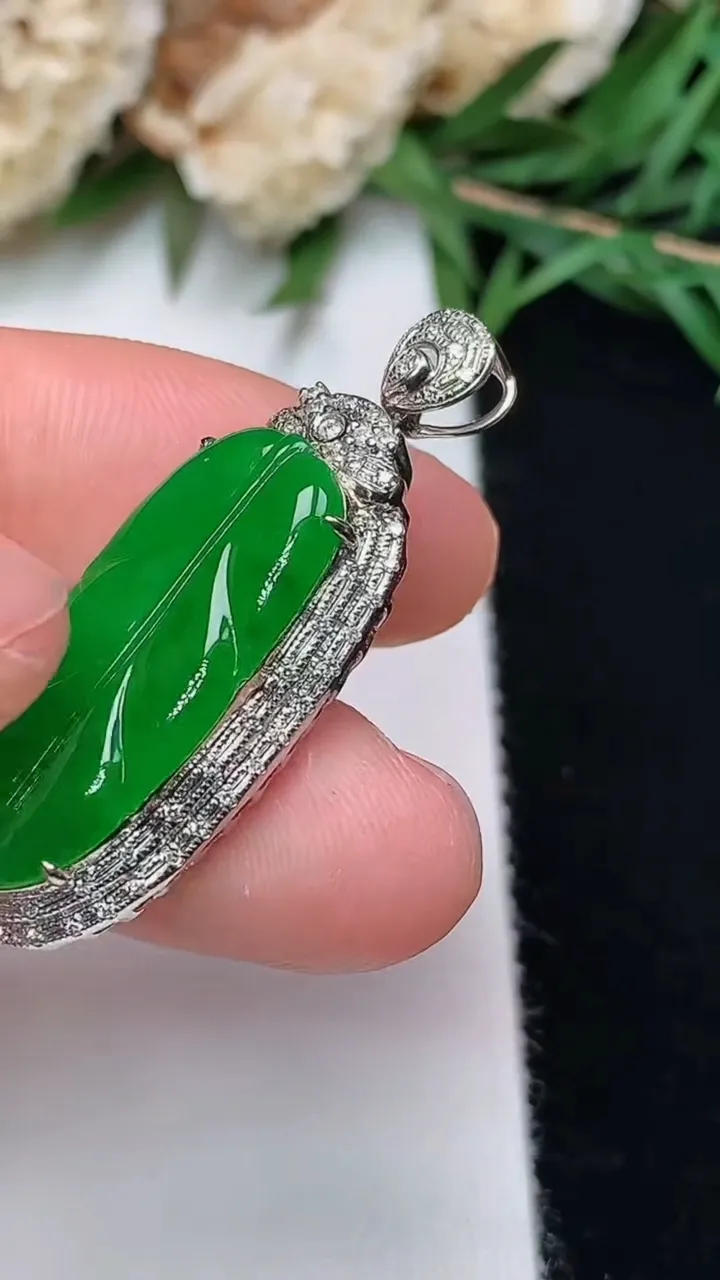 天然A货翡翠金枝玉叶 叶子吊坠，尺寸34.2-12.9-7，裸石23.5-10.3，重量:4.38g
12月13日
