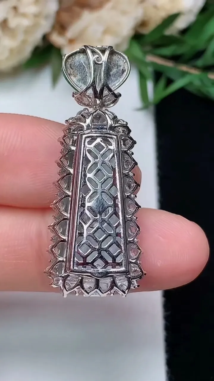 天然A货翡翠无事牌吊坠，尺寸35.4-14-8.7，裸石20.5-9.5，重量:4.88g
12月13日