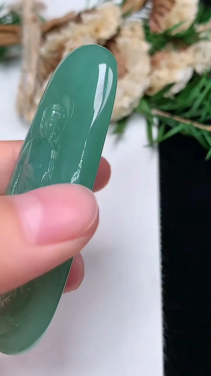 天然A货翡翠阿弥陀佛吊坠，尺寸62.6-28.3-7.8，重量:30.03g
12月13日