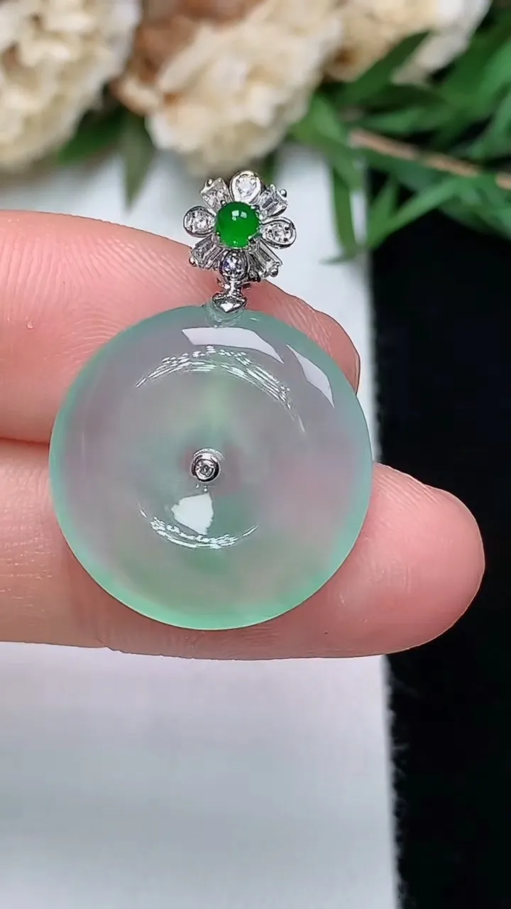 天然A货翡翠平安扣吊坠，尺寸18.6-3.9，重量:3.37g
12月13日