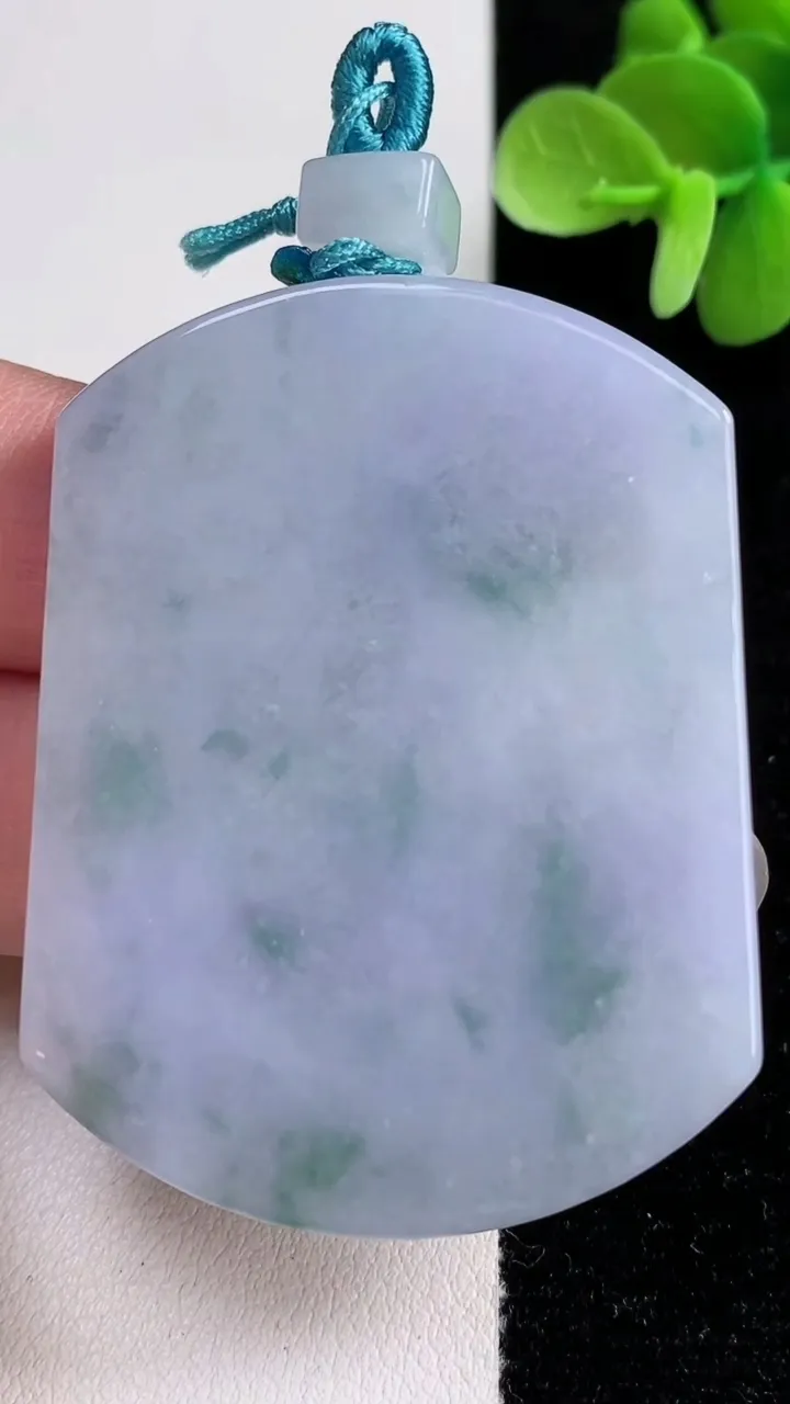 天然A货翡翠紫罗兰飘花无事牌吊坠，尺寸51.4-40-5.8，重量:37.01g
12月13日