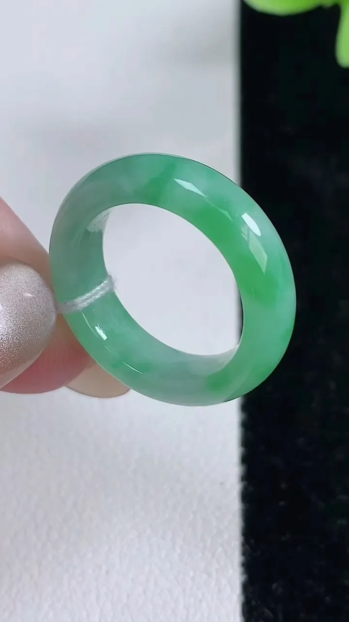 天然A货翡翠指环戒指，尺寸15.8-5.3-3.2，重量:3.39g2025年12月13日
工厂直销