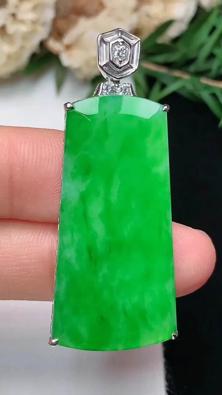 天然A货翡翠无事牌吊坠，尺寸34.5-17.5-6.5，重量:9.52g
12月13日