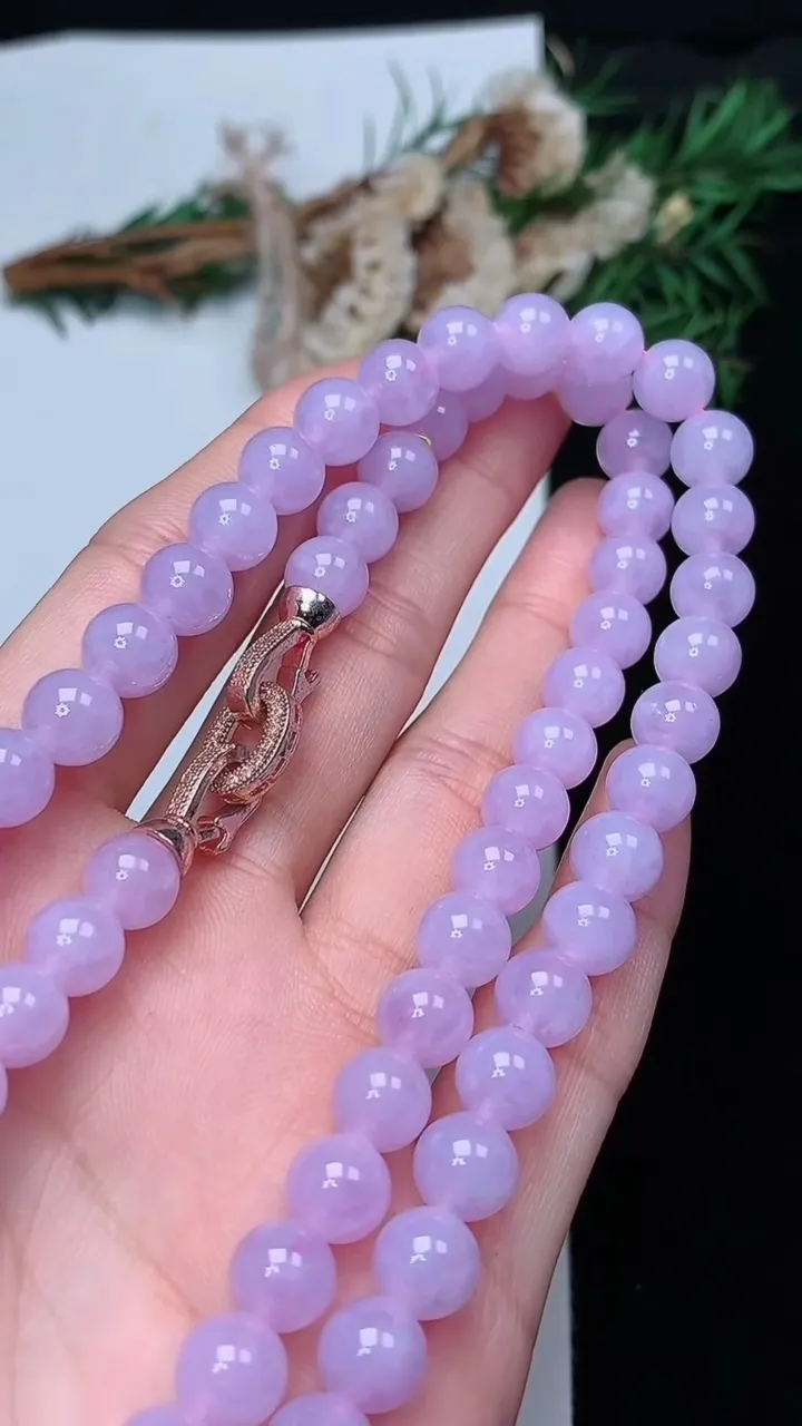 天然A货翡翠紫罗兰圆珠项链，尺寸7.8-79颗，重量:64.68g12月13日
工厂直销收藏佳品,种好水足，色泽均匀，有种有色，上手高大气！