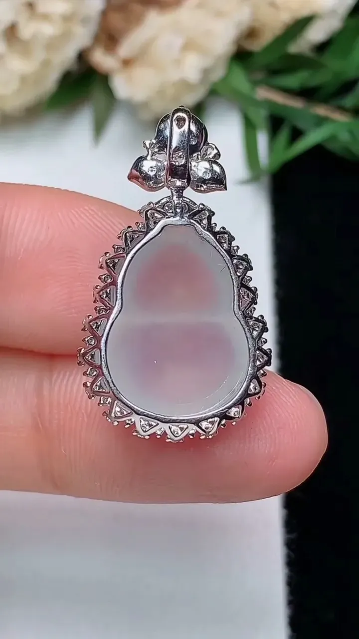 天然A货翡翠白冰葫芦吊坠，尺寸26.5-15.2-9.9裸石15.8-12，重量:3.15g
12月13日