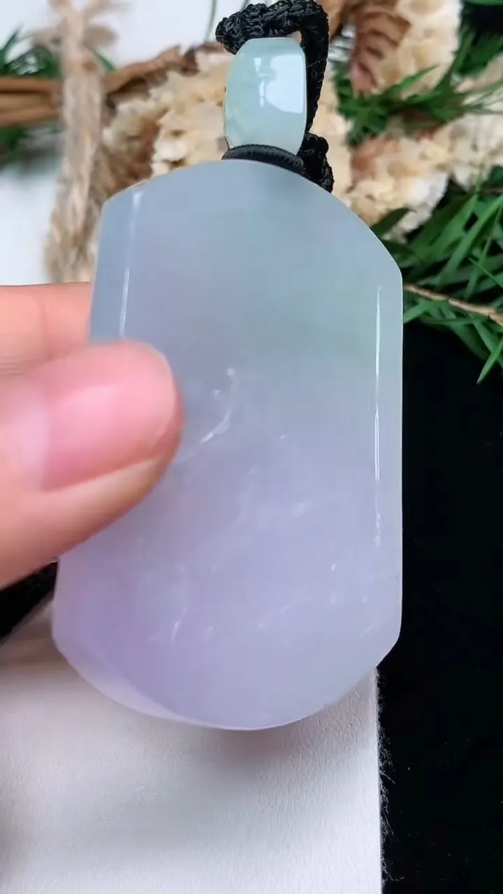 天然A货翡翠紫罗兰生肖马牌吊坠，尺寸51.9-37.4-11，重量:51.82g
12月13日