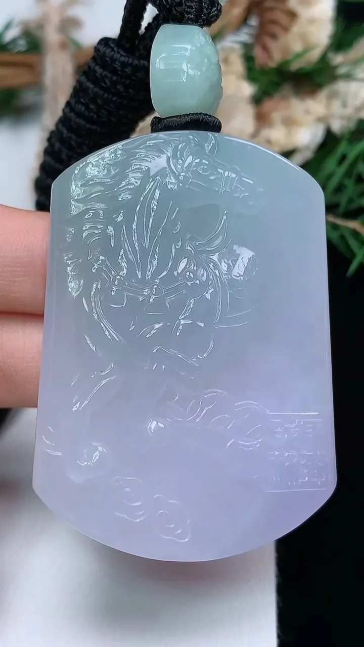 天然A货翡翠紫罗兰生肖马牌吊坠，尺寸51.9-37.4-11，重量:51.82g
12月13日