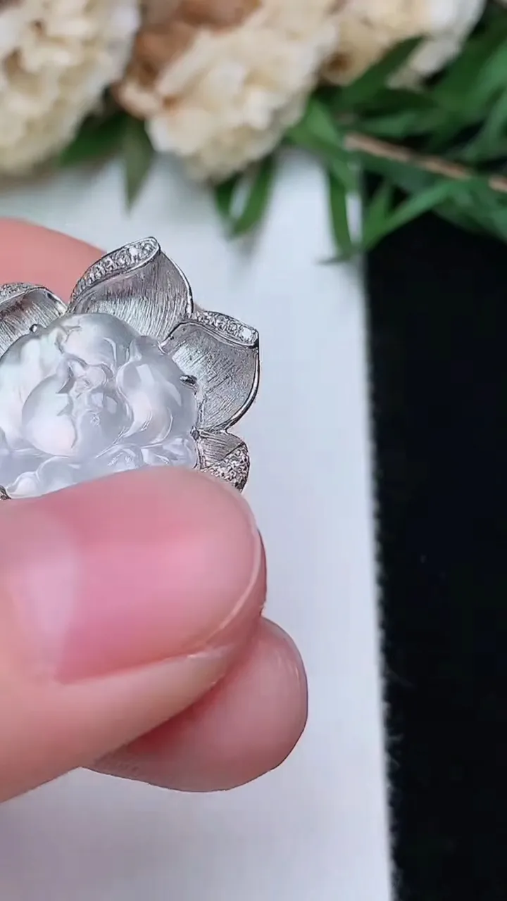 天然A货翡翠白冰花开富贵胸针 吊坠两用款，尺寸32.2-22-7.5
12月13日，重量:4.72g