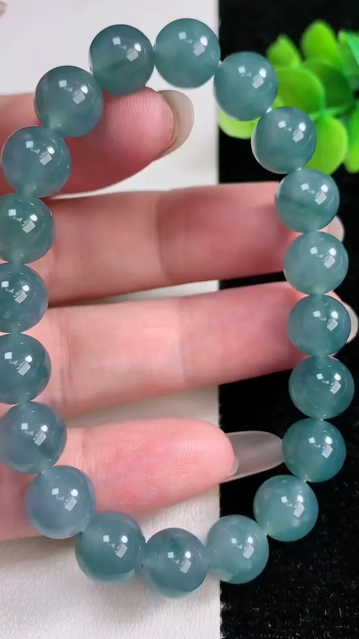 天然A货翡翠圆珠手串，尺寸9.5-20颗，重量:32.93g12月13日
工厂直销收藏佳品,种好水足，色泽均匀，有种有色，上手高大气！