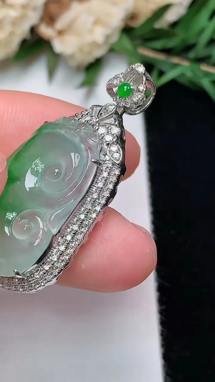 天然A货翡翠如意吊坠，尺寸36.3-18-8.9
12月13日