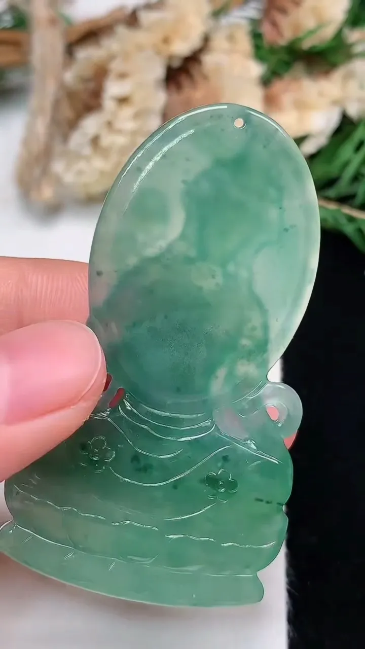 天然A货翡翠蓝水大势至观音菩萨吊坠，尺寸57.9-33-5.8，重量:19.58g
12月13日