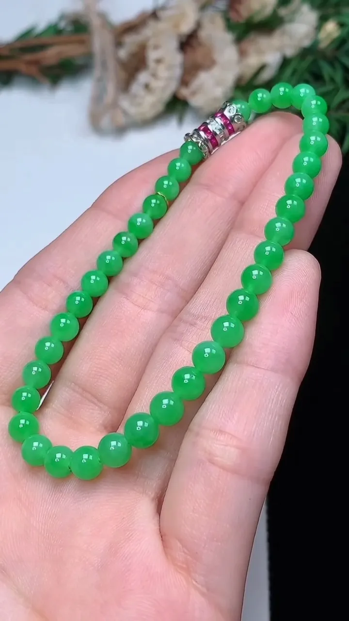 天然A货翡翠圆珠手串，尺寸4.4-37颗，重量:7.98g12月13日
工厂直销收藏佳品,种好水足，色泽均匀，有种有色，上手高大气！