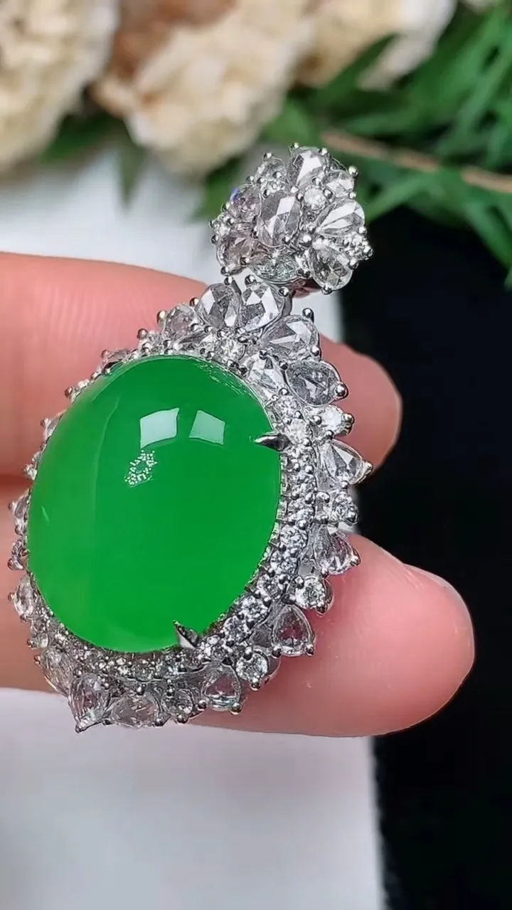 天然A货翡翠蛋面吊坠，尺寸35.6-21.7-15.5，裸石16.5-14.3，重量:10.13g
12月13日，重量:10.13g